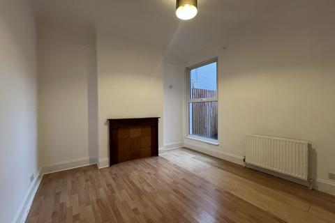 3 bedroom terraced house to rent, St. Jamess Road, CR0 2UG