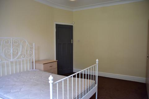 2 bedroom flat to rent, Saint Chad's Avenue, Leeds LS6