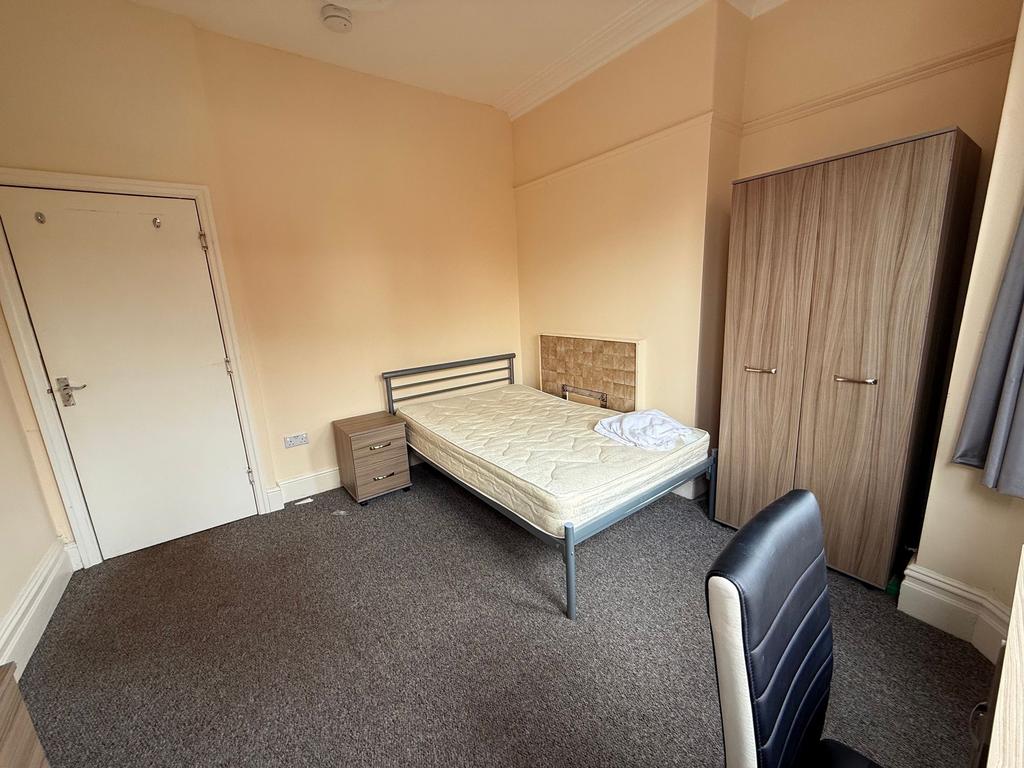 Bright, simply furnished double bedroom with a ...