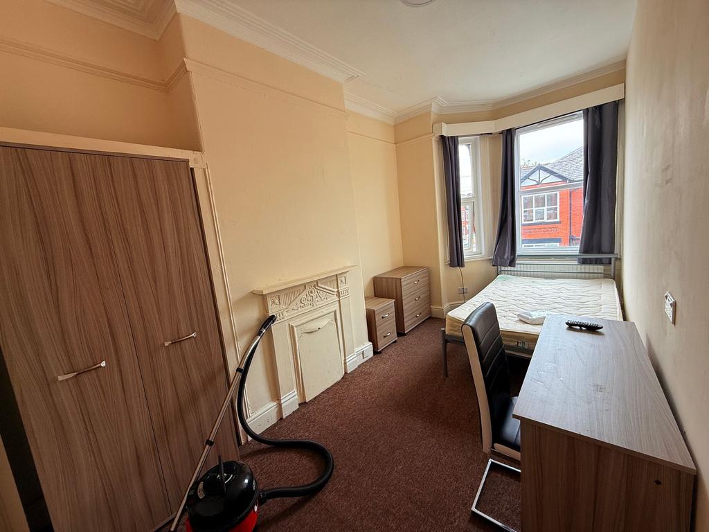 Bright single bedroom with a bay window letting...