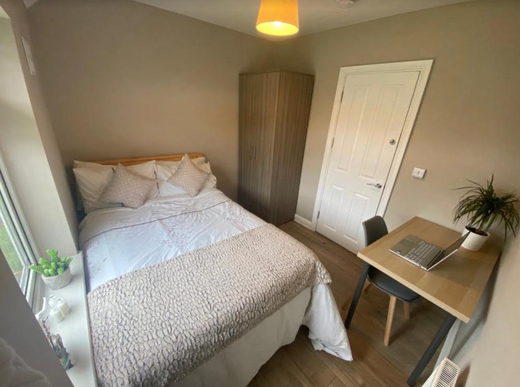 A clean and well-lit double bedroom with a fitt...