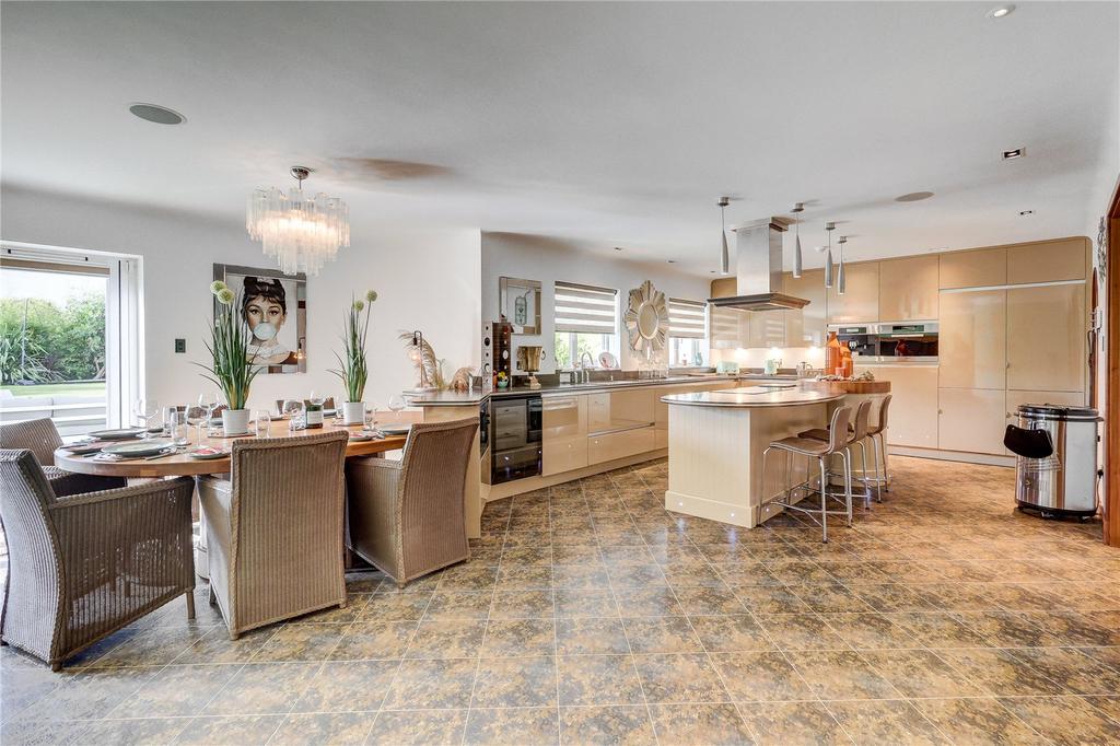 Kitchen/Dining Area