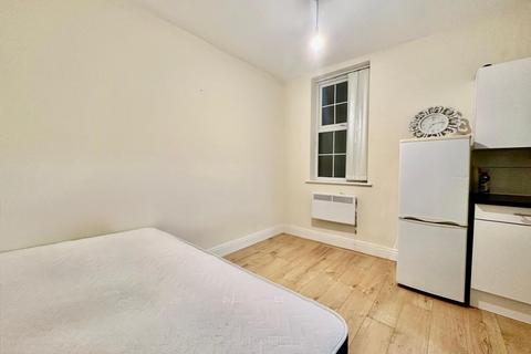 Studio to rent, Ballards Lane, London N3