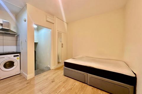 Studio to rent, Ballards Lane, London N3