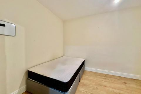 Studio to rent, Ballards Lane, London N3