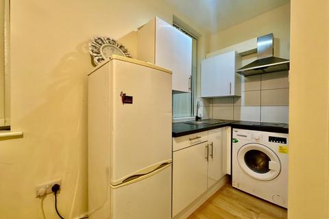 Studio to rent, Ballards Lane, London N3