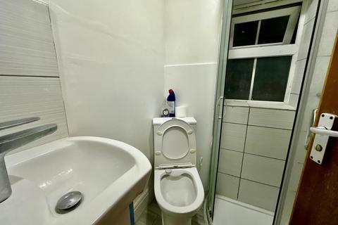 Studio to rent, Ballards Lane, London N3