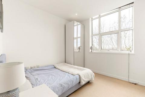 2 bedroom flat for sale, Bromyard Avenue, London W3