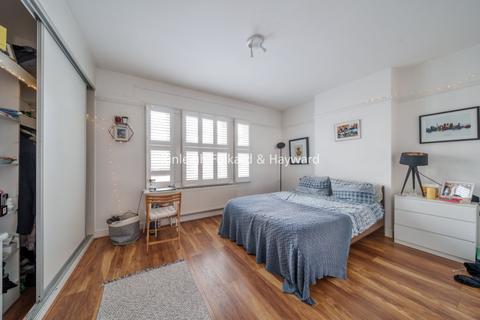 3 bedroom terraced house to rent, Finchley Road, London, NW3