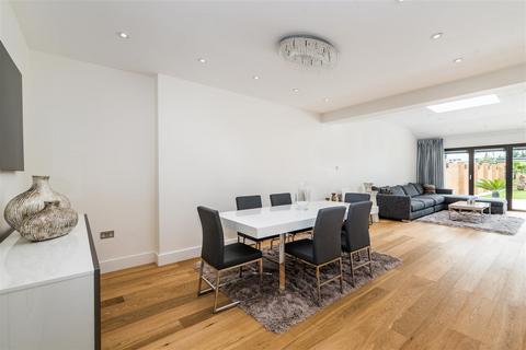5 bedroom semi-detached house to rent, Bowes Road, London W3