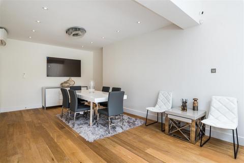 5 bedroom semi-detached house to rent, Bowes Road, London W3