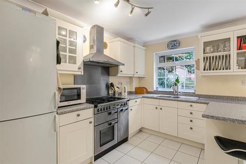 undefined, Heatherdale Close, Kingston Upon Thames KT2