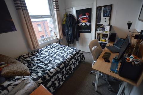 3 bedroom terraced house to rent, Wetherby Place, Leeds LS4