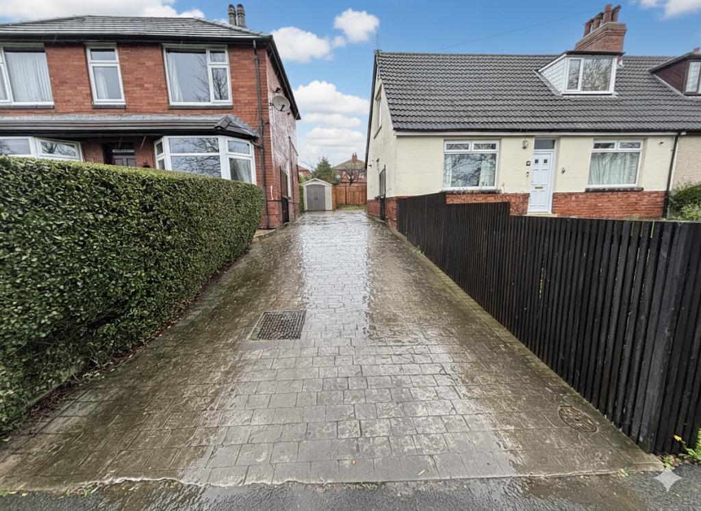 Driveway / Garage: