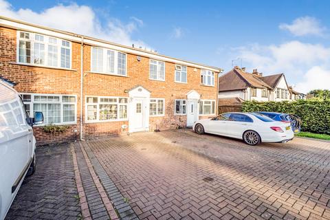 3 bedroom terraced house to rent, Fencepiece Road, IG7