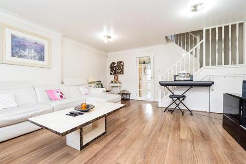 3 bedroom terraced house to rent, Fencepiece Road, IG7