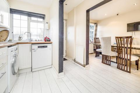 3 bedroom terraced house to rent, Fencepiece Road, IG7