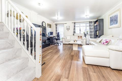 3 bedroom terraced house to rent, Fencepiece Road, IG7