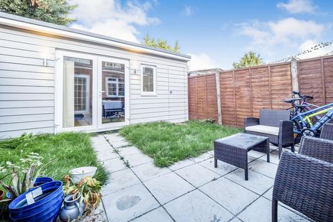 3 bedroom terraced house to rent, Fencepiece Road, IG7