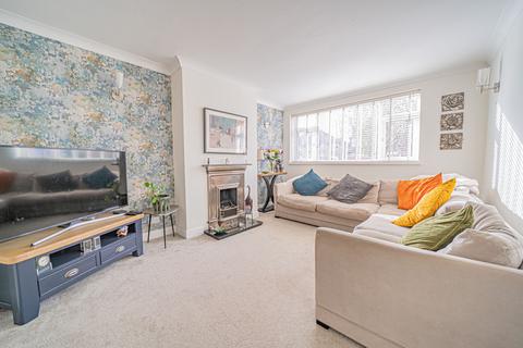 undefined, Queens Avenue, Shirley, B90
