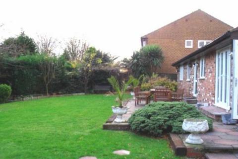 4 bedroom detached bungalow to rent, The Turnstones, Gravesend
