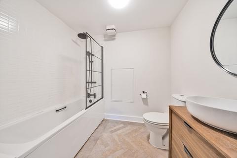 2 bedroom flat to rent, Limerick Close, London, SW12
