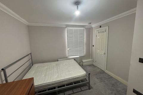 1 bedroom in a house share to rent, 102 Cambridge Road, Ilford, IG3 8LY