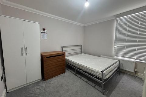1 bedroom in a house share to rent, 102 Cambridge Road, Ilford, IG3 8LY