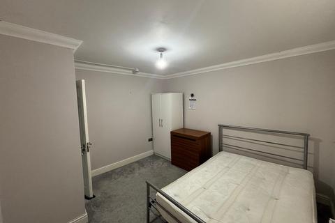 1 bedroom in a house share to rent, 102 Cambridge Road, Ilford, IG3 8LY