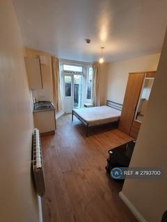 1 bedroom in a house share to rent, Laleham Road, London, SE6