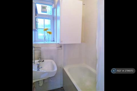 3 bedroom flat to rent, Wenham House, London, SW8