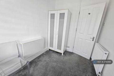 3 bedroom flat to rent, Sussex Rd, Harrow, HA1