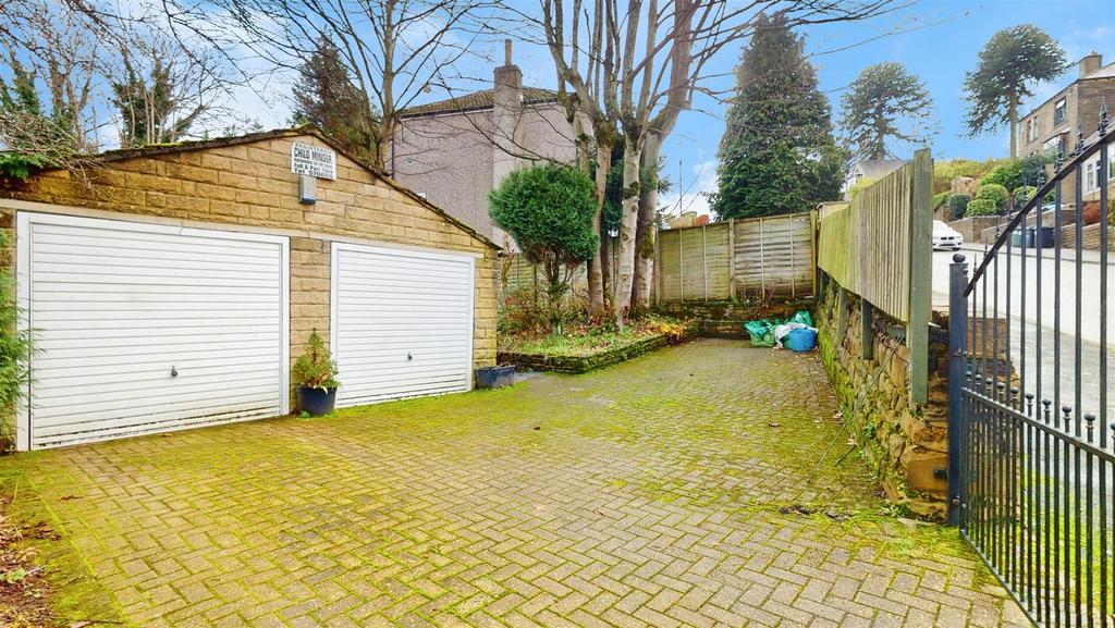 Garage/Driveway