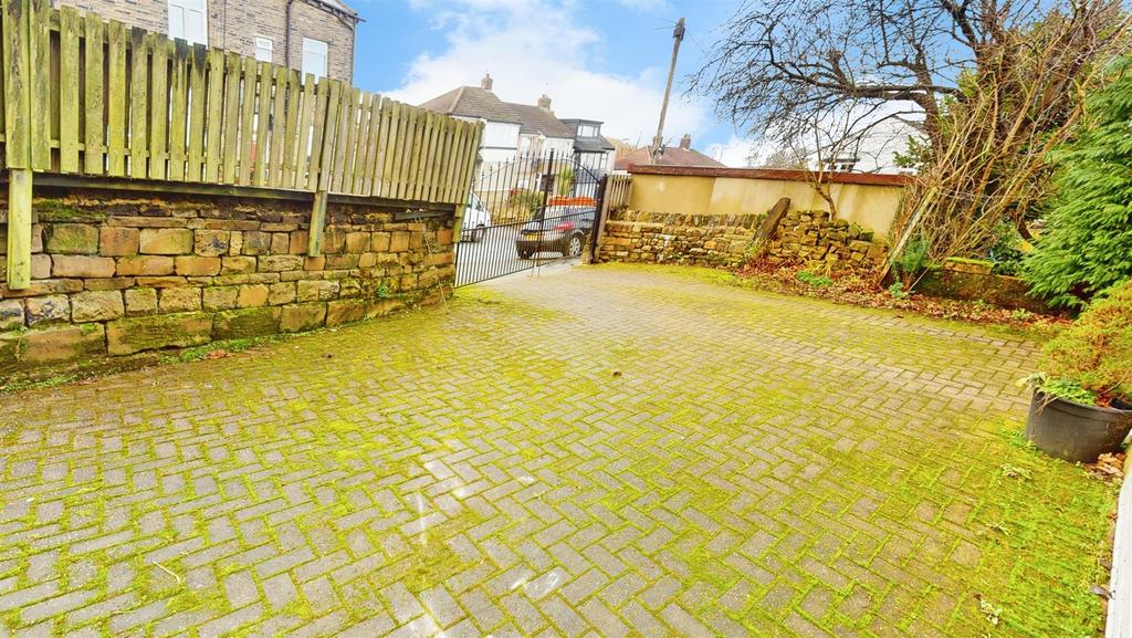 Garage/Driveway