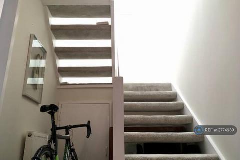 3 bedroom maisonette to rent, Hardel Walk, London, SW2