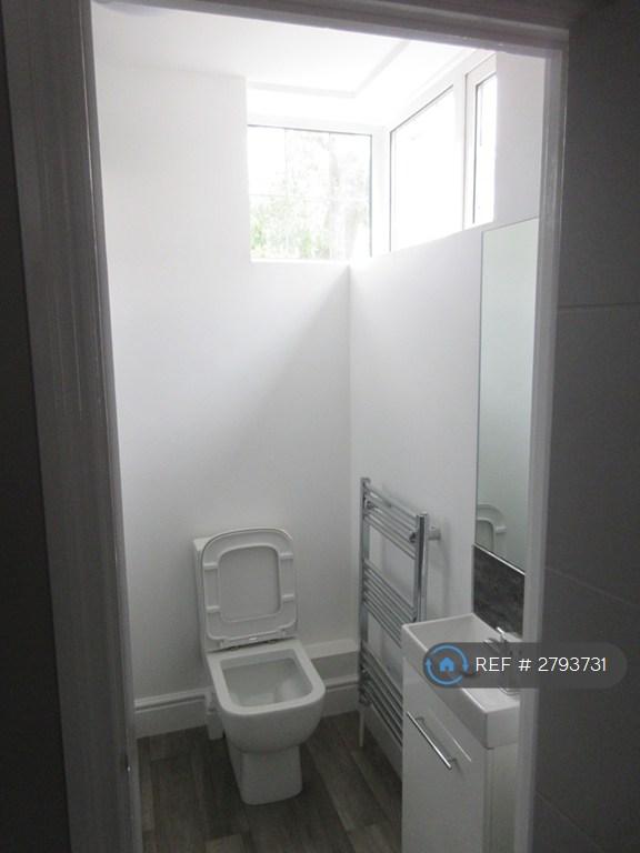Room d - Bathroom