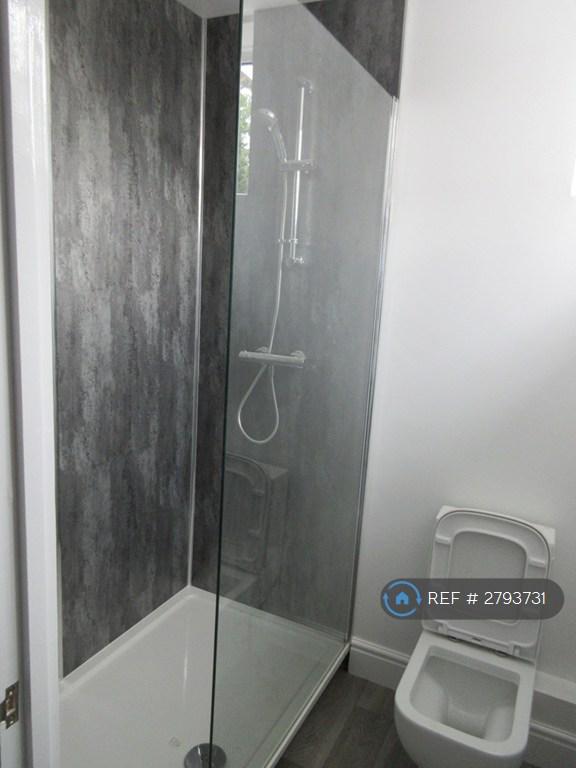Room d - Bathroom 1