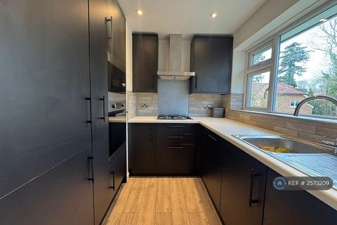 2 bedroom maisonette to rent, Holcon Court, Redhill, RH1