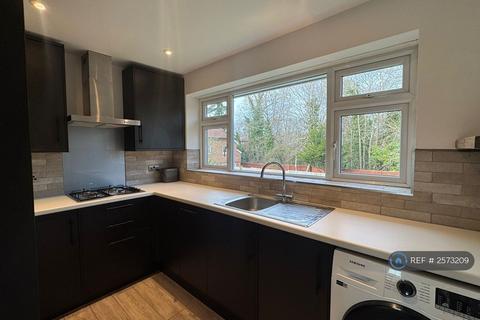 2 bedroom maisonette to rent, Holcon Court, Redhill, RH1