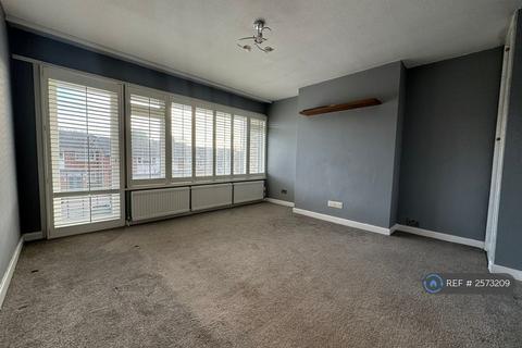 2 bedroom maisonette to rent, Holcon Court, Redhill, RH1