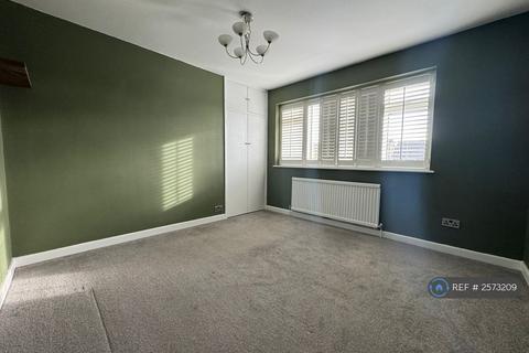 2 bedroom maisonette to rent, Holcon Court, Redhill, RH1