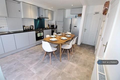 1 bedroom in a house share to rent, Bourne Court, Colchester, CO2