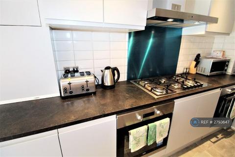1 bedroom in a house share to rent, Bourne Court, Colchester, CO2