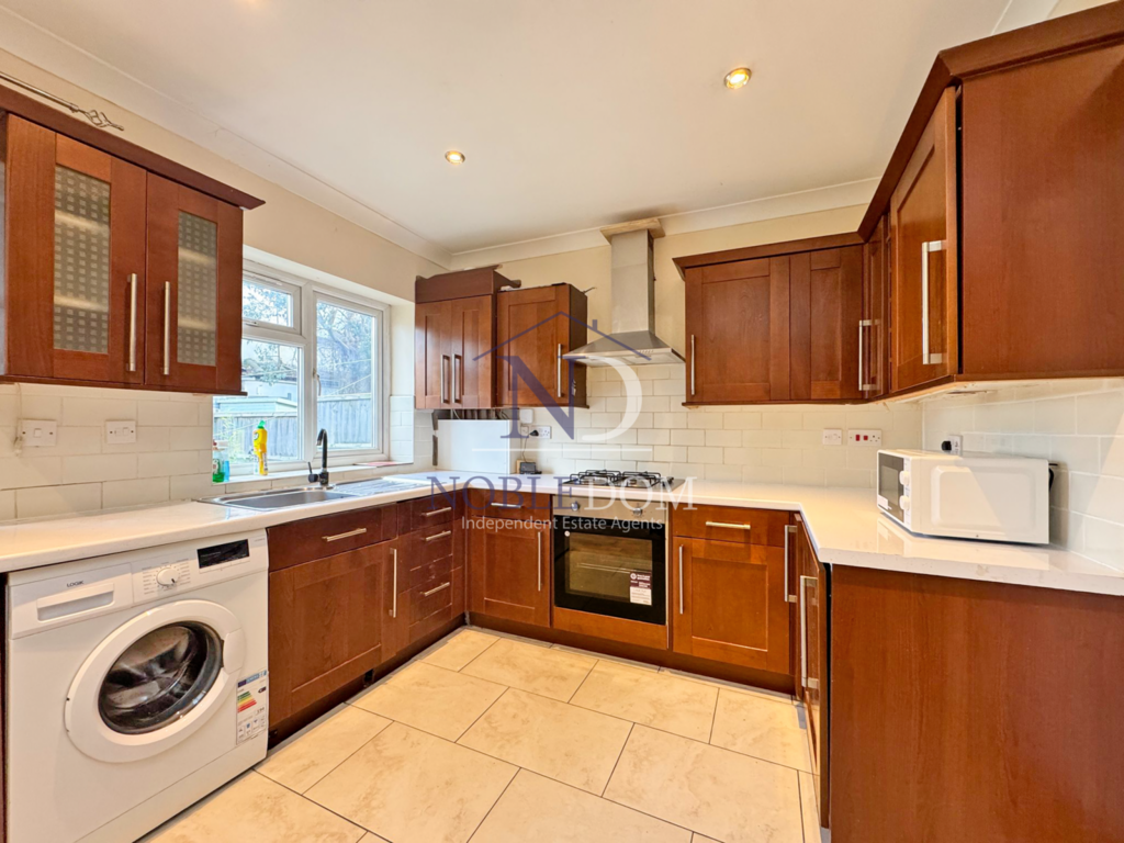 3 bedroo semi detached house in brentford