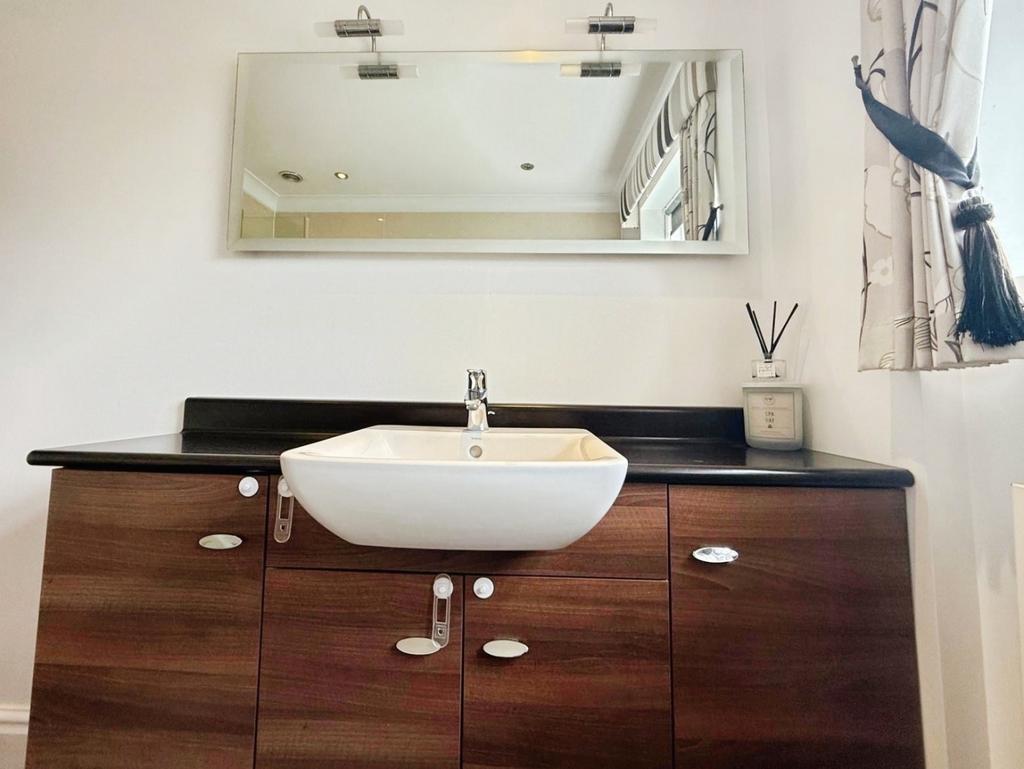 Pbox-bathroom-325206.jpg