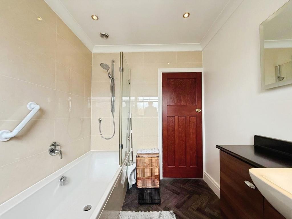 Pbox-bathroom-325206.jpg