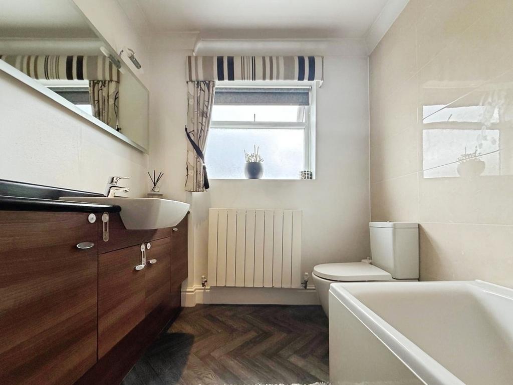 Pbox-bathroom-325206.jpg
