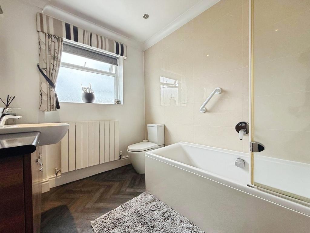 Pbox-bathroom-325206.jpg