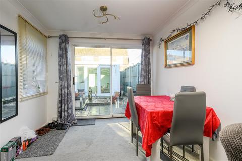 2 bedroom semi-detached bungalow for sale, Chantry Close, Woodthorpe, York, YO24 2SJ