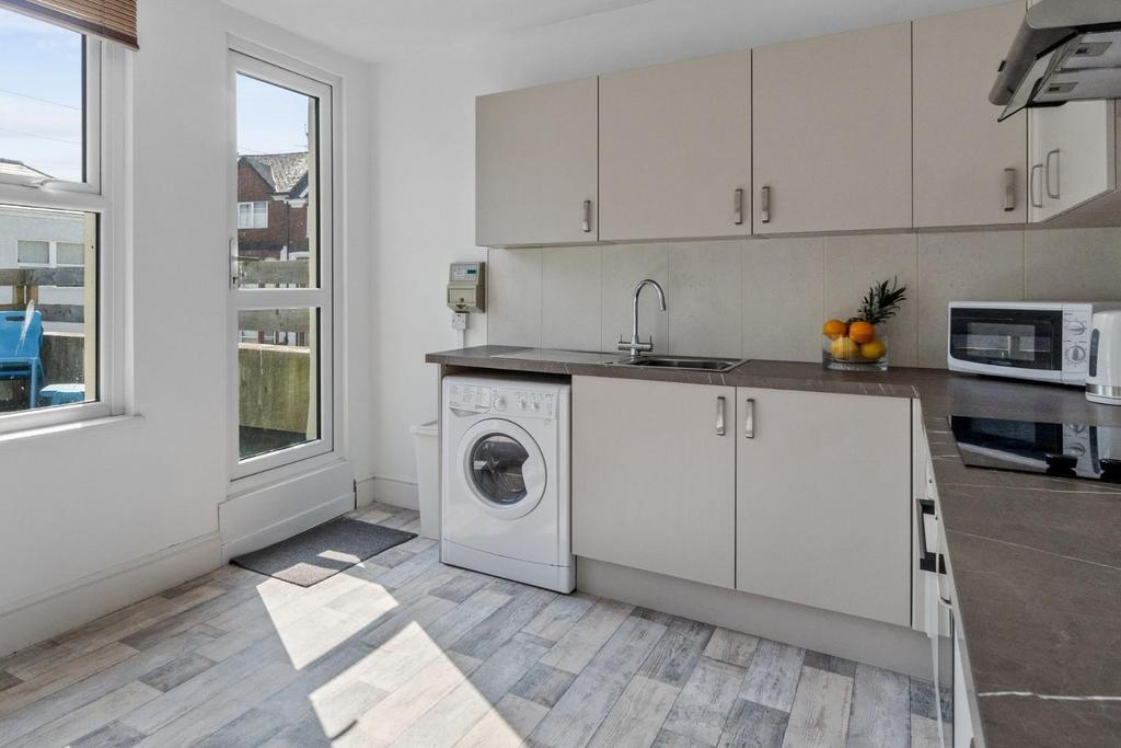 Kitchen 2.jpg